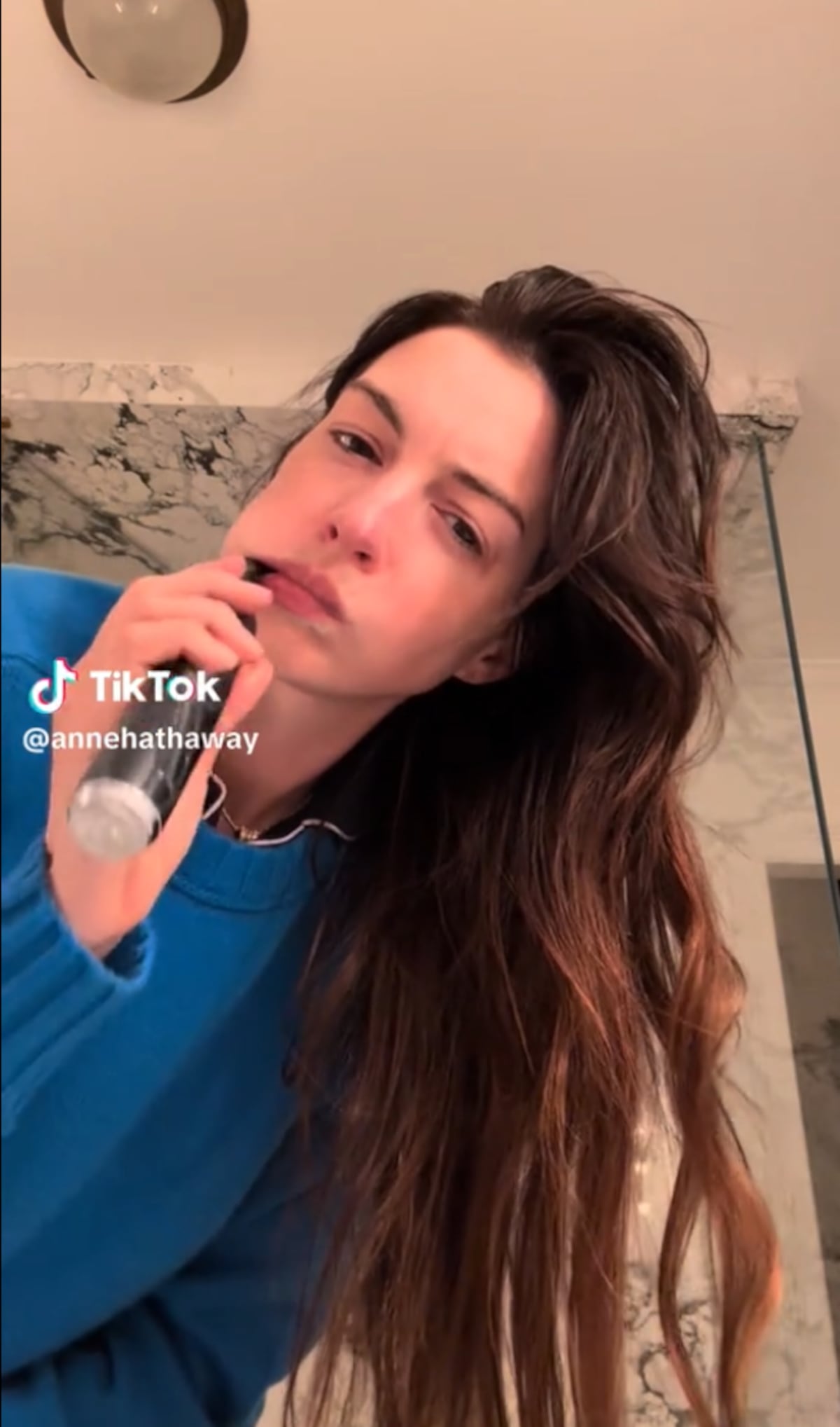 ¿Regresa el suéter azul cerúleo de Andy Sachs?: Anne Hathaway comparte el primer vistazo de El Diablo Viste a la moda 2