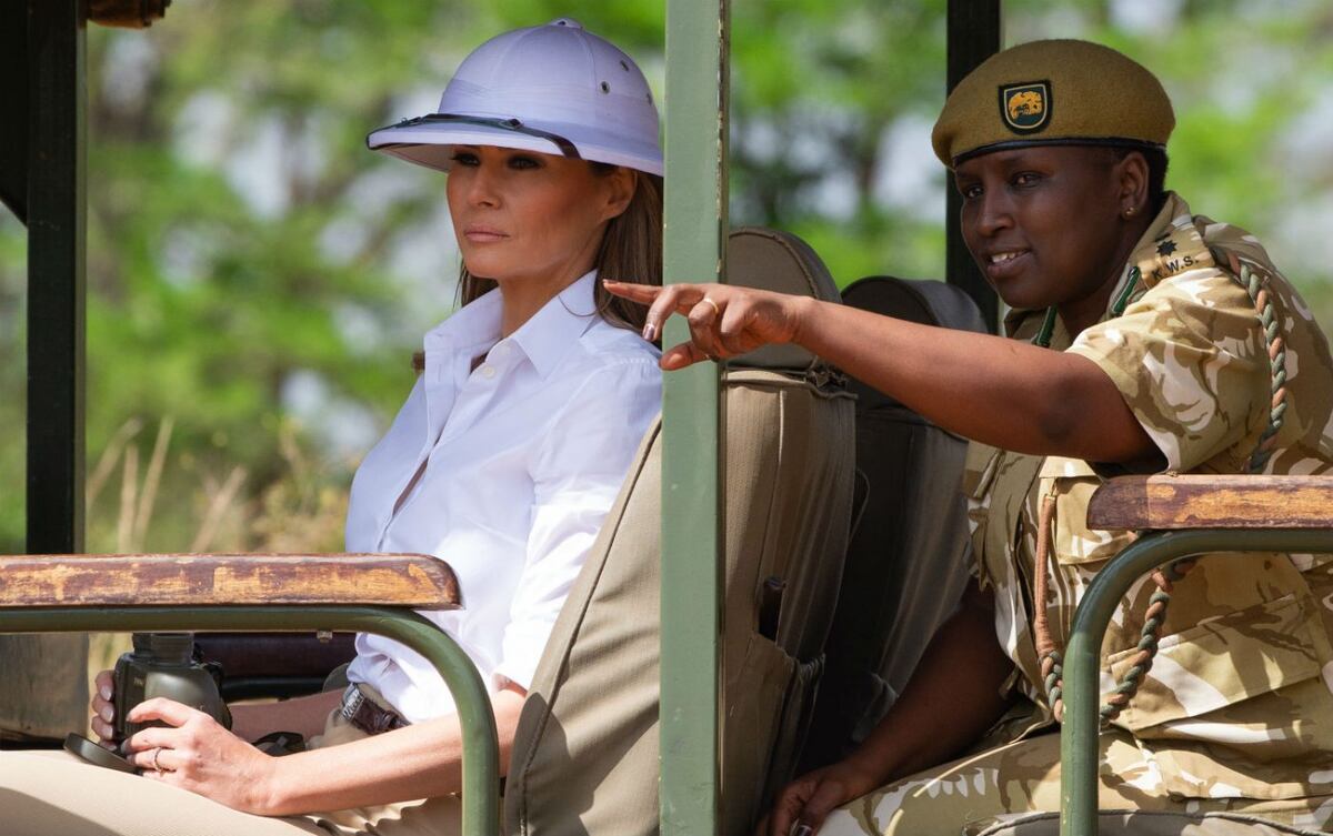 Melania Trump da el biberón a elefantes y va de safari