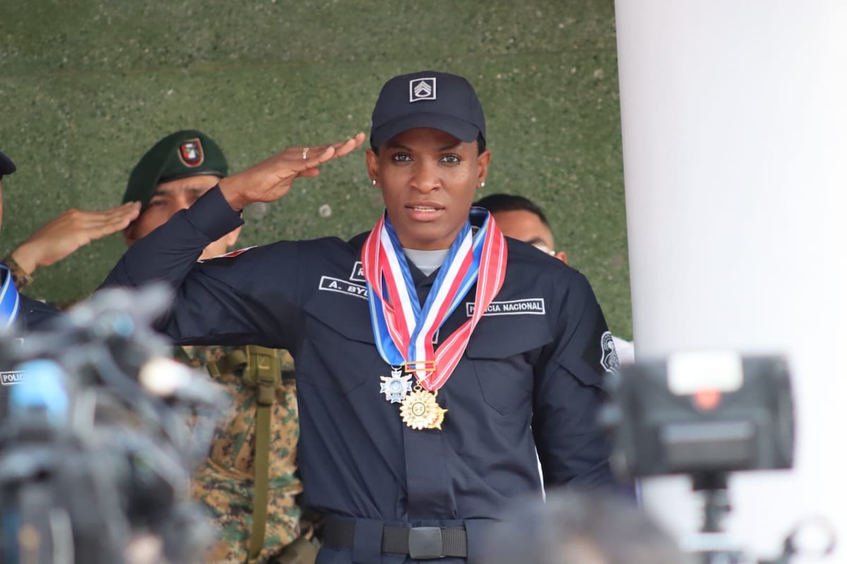 El acto de ascenso de Atheyna Bylon a Sargento primera de la Policía Nacional