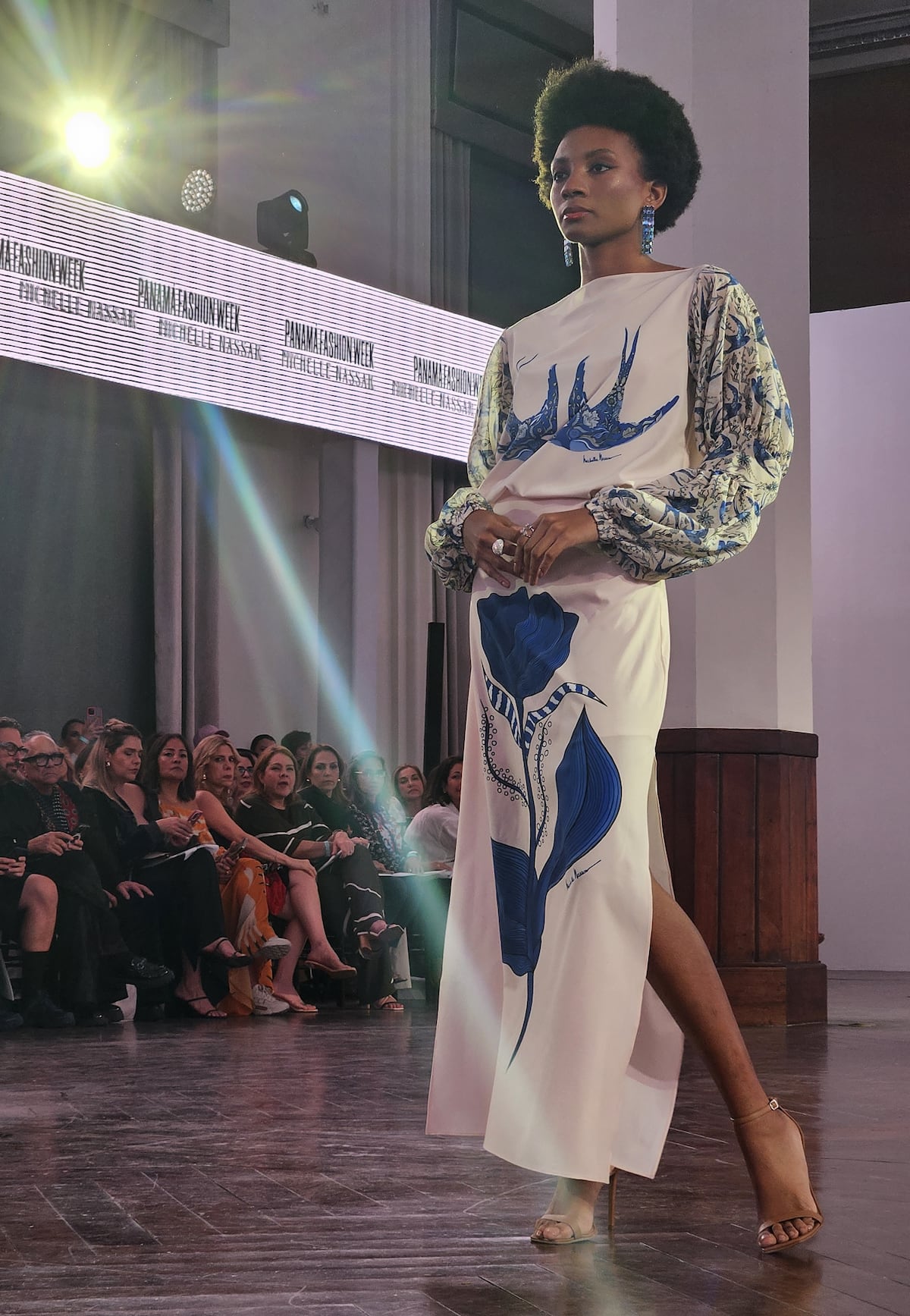 Flores y vegetación en los estampados de Michelle Nassar en Panamá Fashion Week