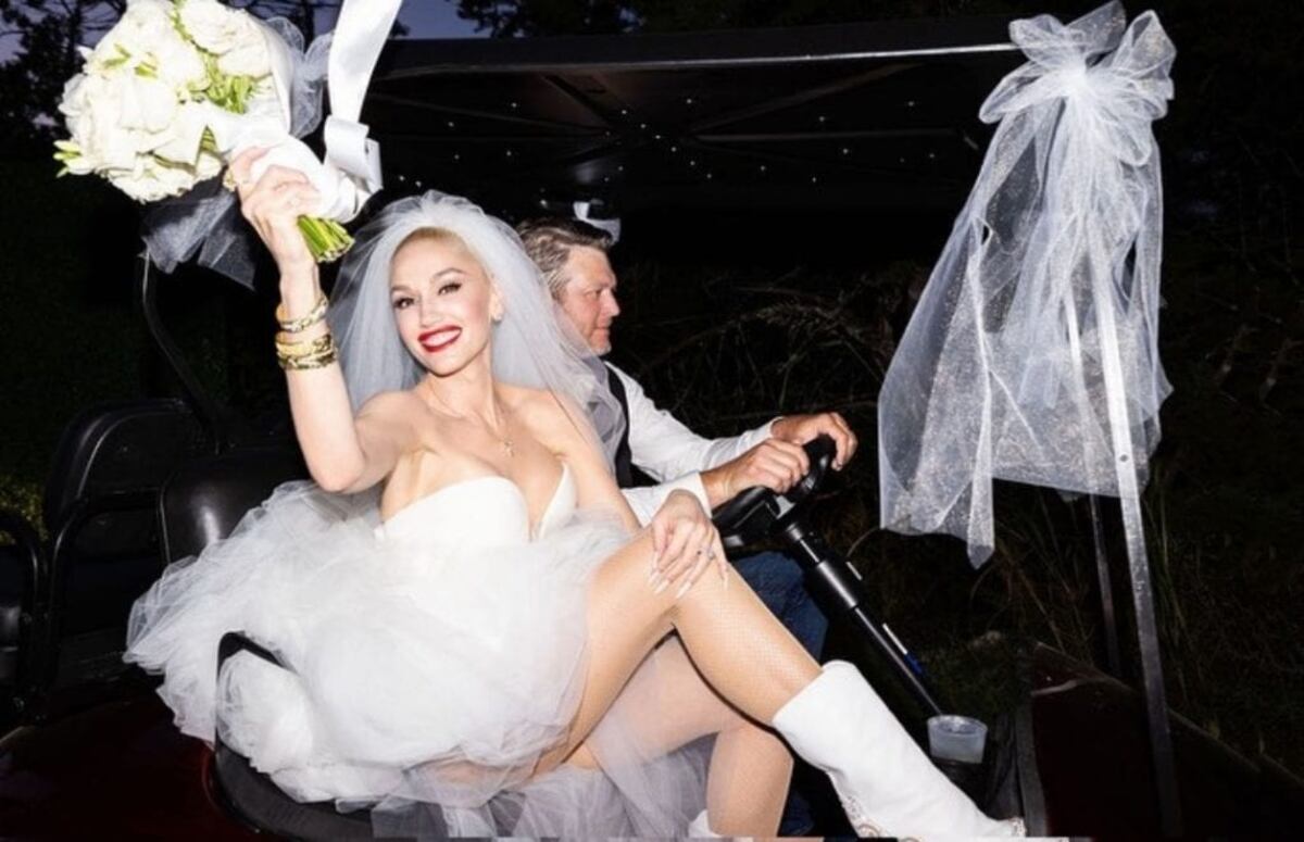 Gwen Stefani, la novia rockera en botas y vestido rosado en el altar