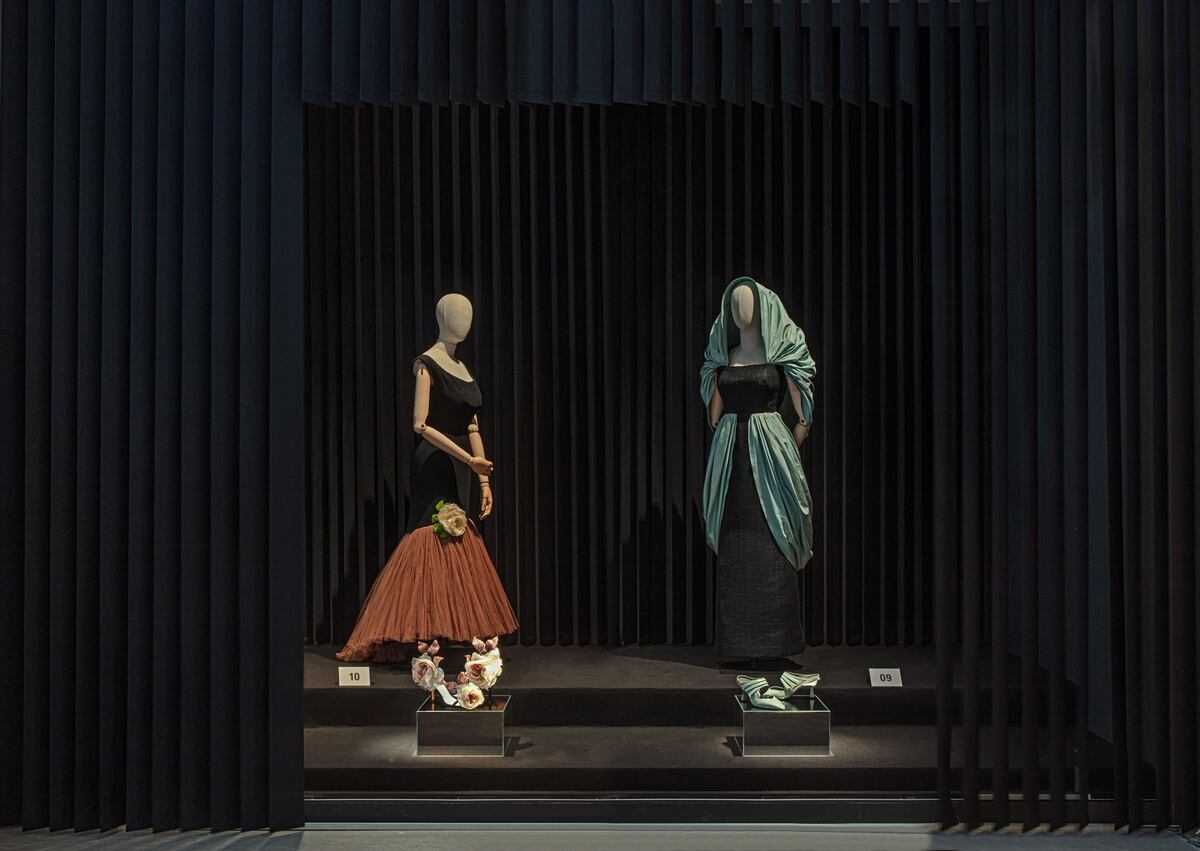 Balenciaga, el genio atemporal de la alta costura, llega a Italia en su 130 aniversario