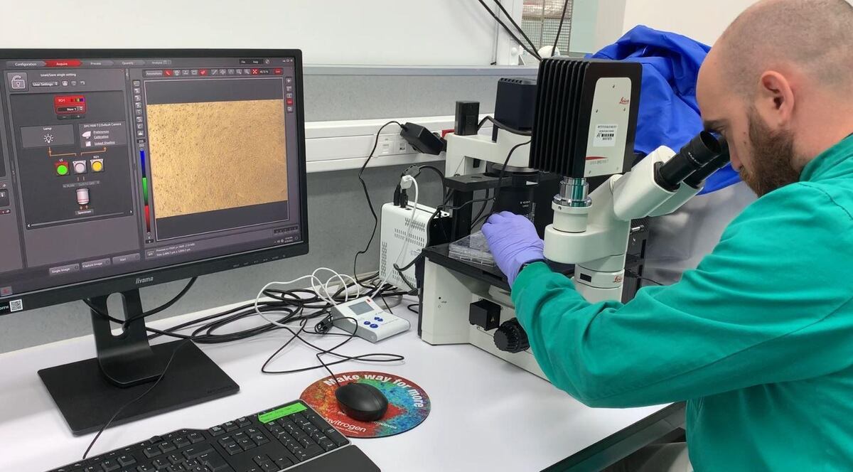 “Descubrí que mi hija era sorda al poco de nacer, pero fue solo el principio de una enfermedad ultrarrara para la que busco cura”