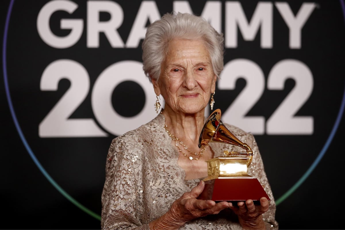 Ángela Álvarez, de 95 años, gana el premio Mejor Nueva Artista en los Latin Grammy