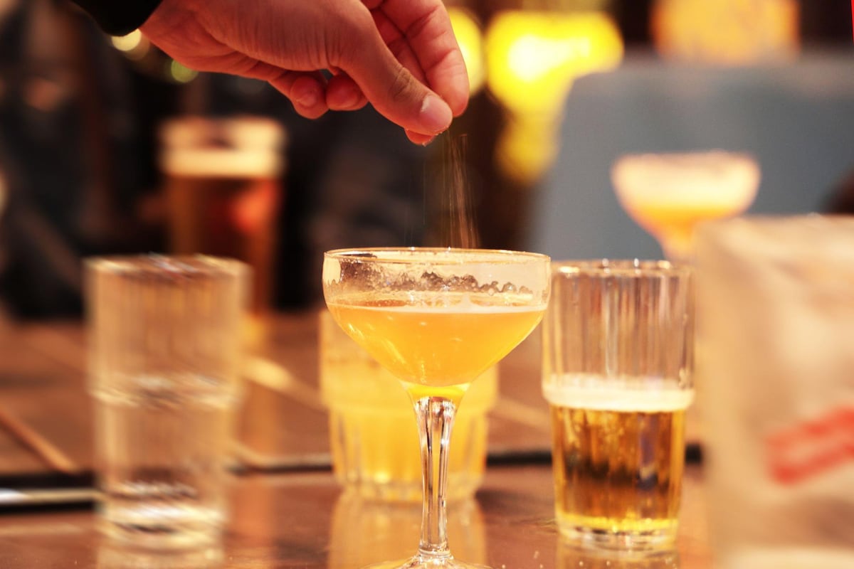 La adolescente que creó un exitoso negocio luego de que drogaran a una amiga con una bebida en un bar