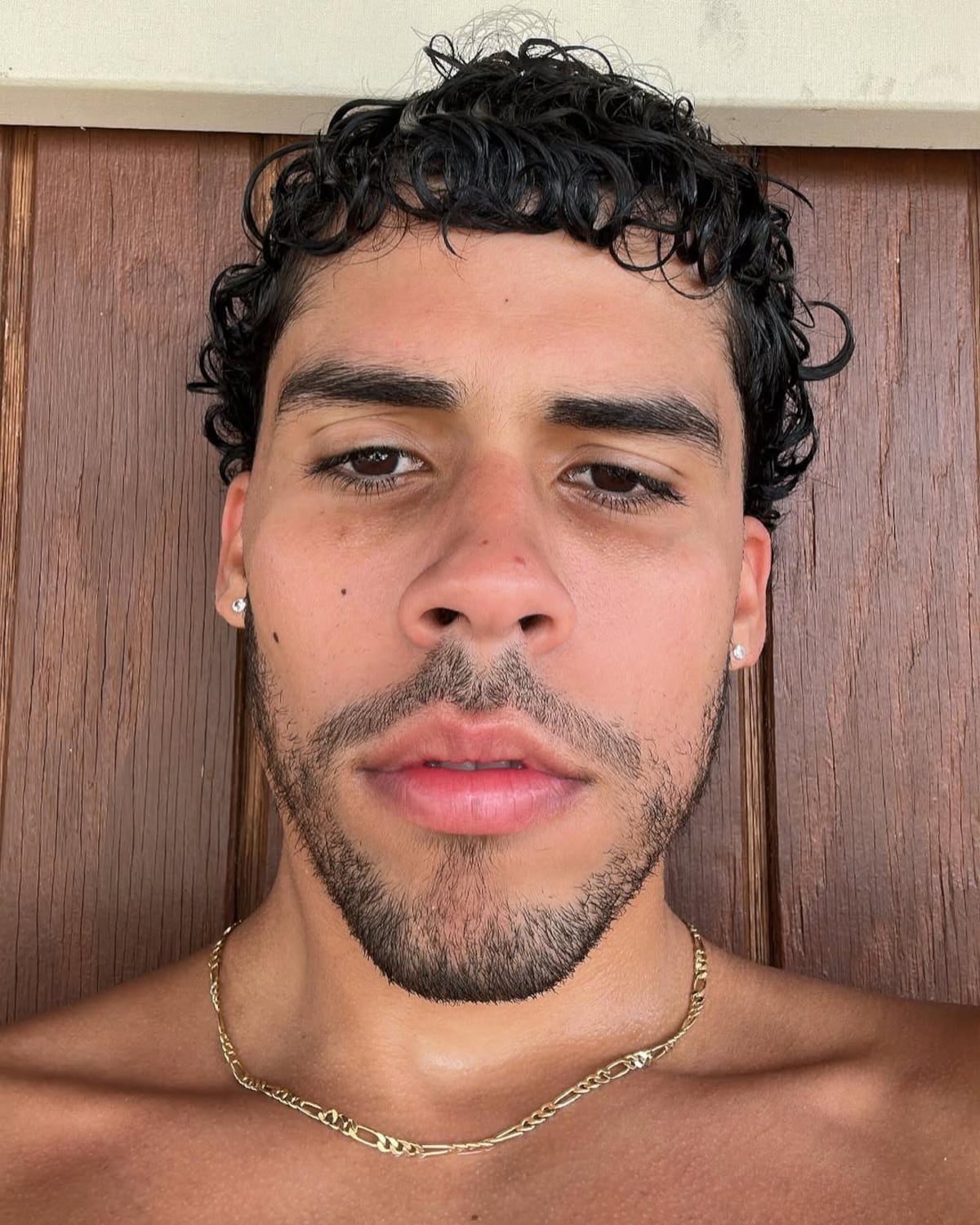 Él es Bernie Martínez, el hermano modelo (de 1.90 de estatura) de Bad Bunny