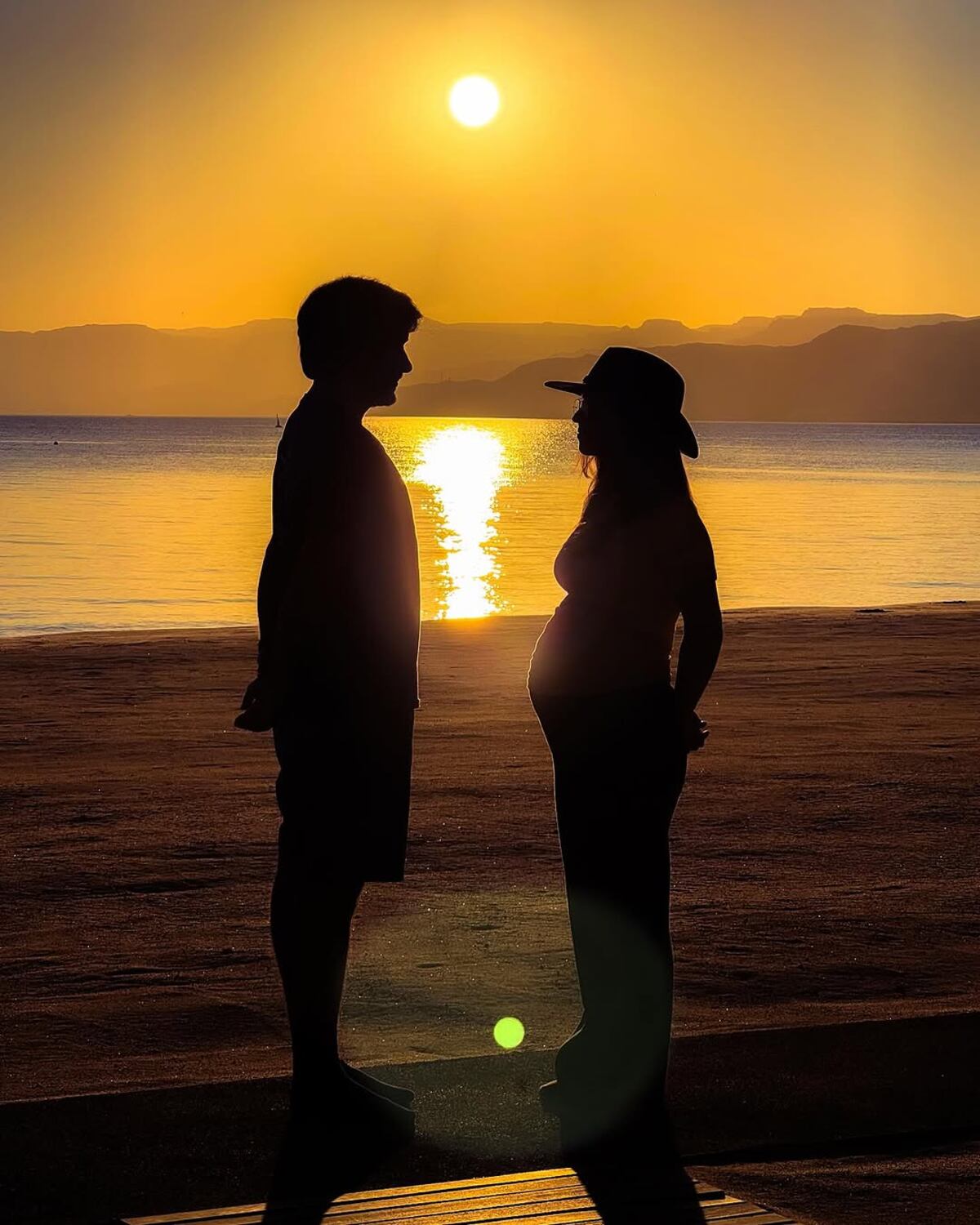 La reina Rania de Jordania anunció que su hija, la princesa Iman, está embarazada