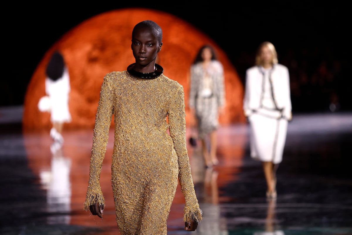 Chanel inaugura en París la era de Matthieu Blazy con una moda de aplauso