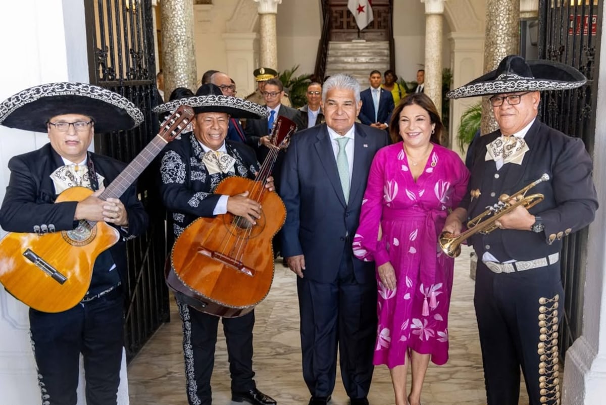 El presidente José Raúl Mulino sorprendió en su cumpleaños a la primera dama Maricel, con una romántica serenata