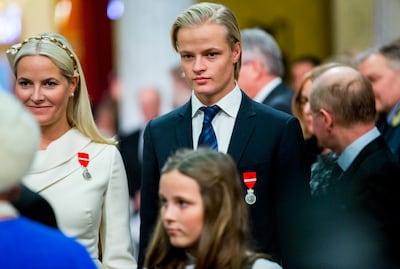 El hijo de la princesa Mette-Marit pide que lo absuelvan de los delitos graves y acepta la pena menor 