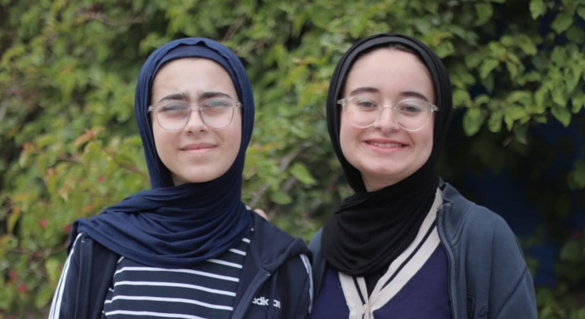 Las hermanas adolescentes de Gaza que ganaron un premio por convertir escombros de la guerra en ladrillos