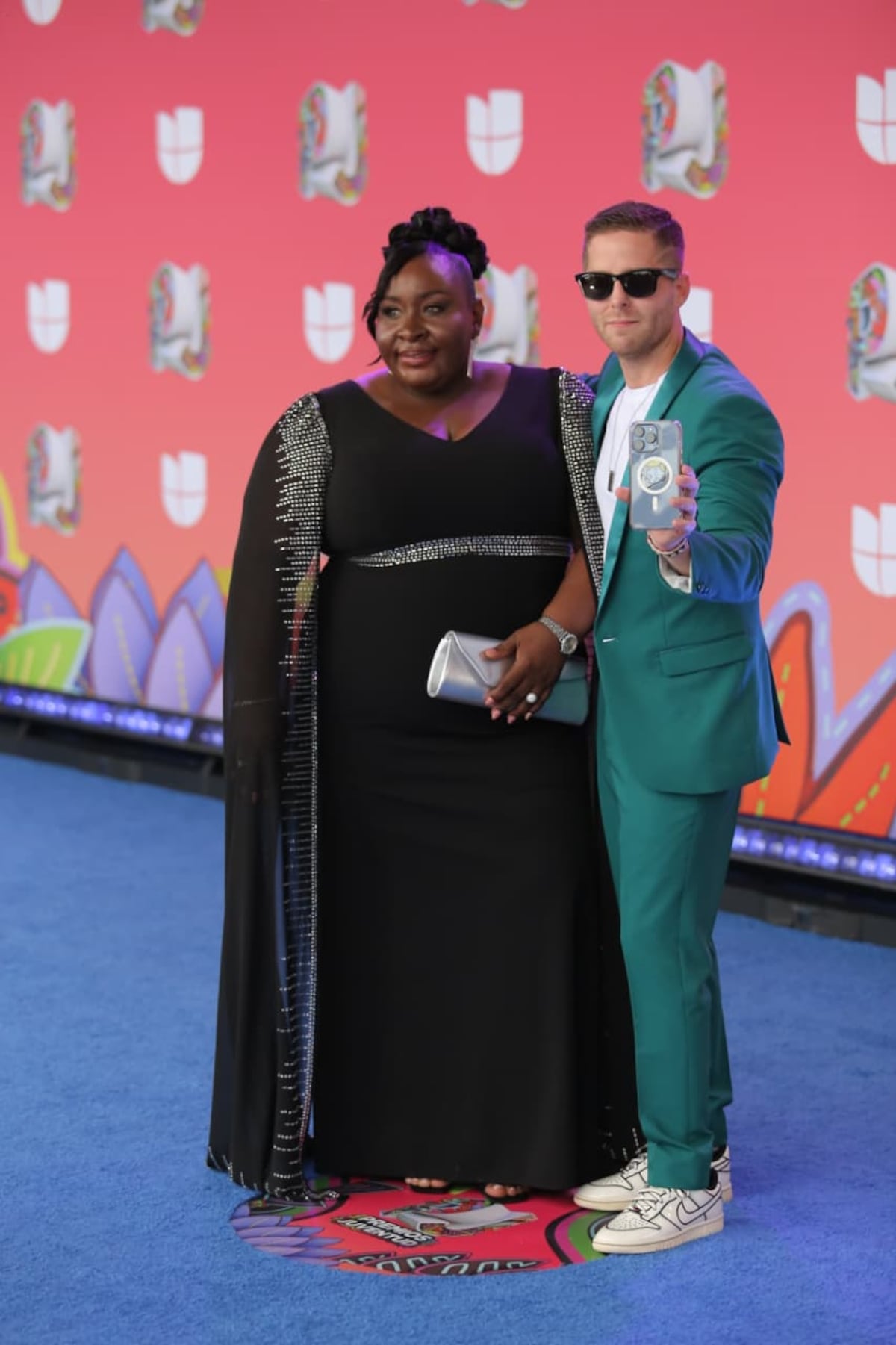 El alcalde Mayer Mizrachi llega con su ‘date’ en los Premios Juventud en Panamá