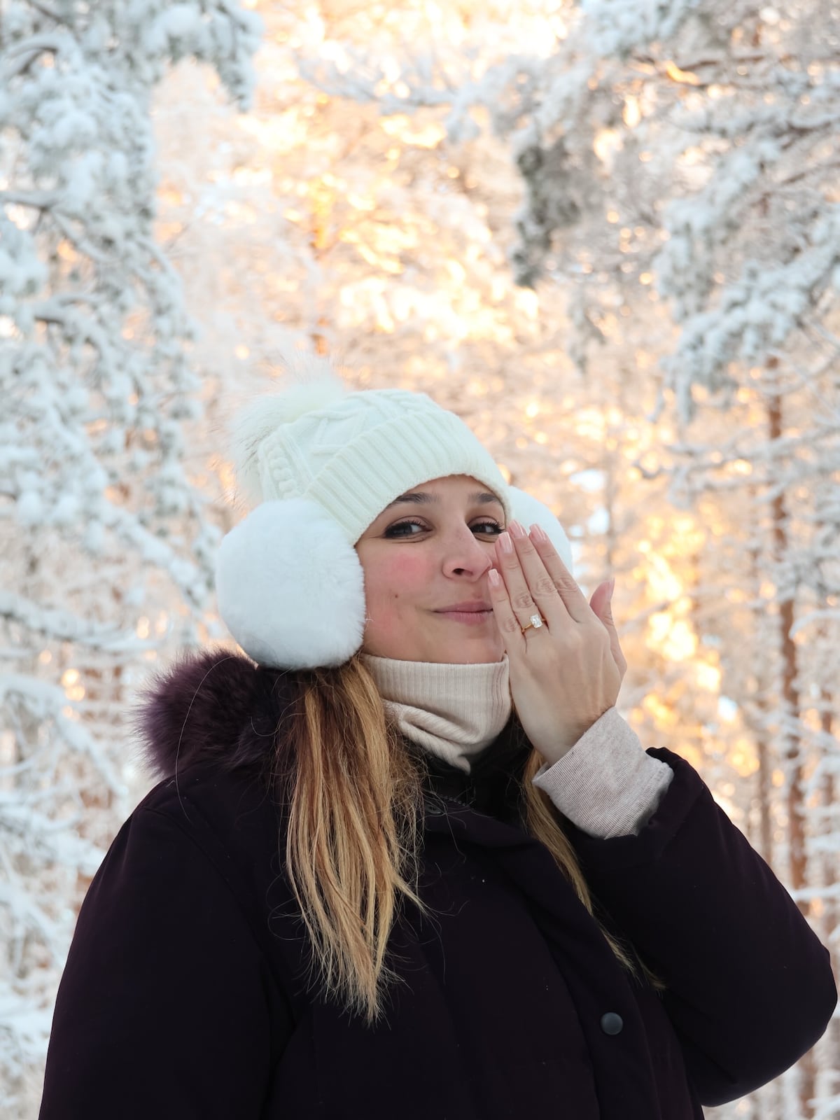 El actor panameño Andrés Morales se compromete con Gulliana Bissot De la Lastra bajo las auroras boreales