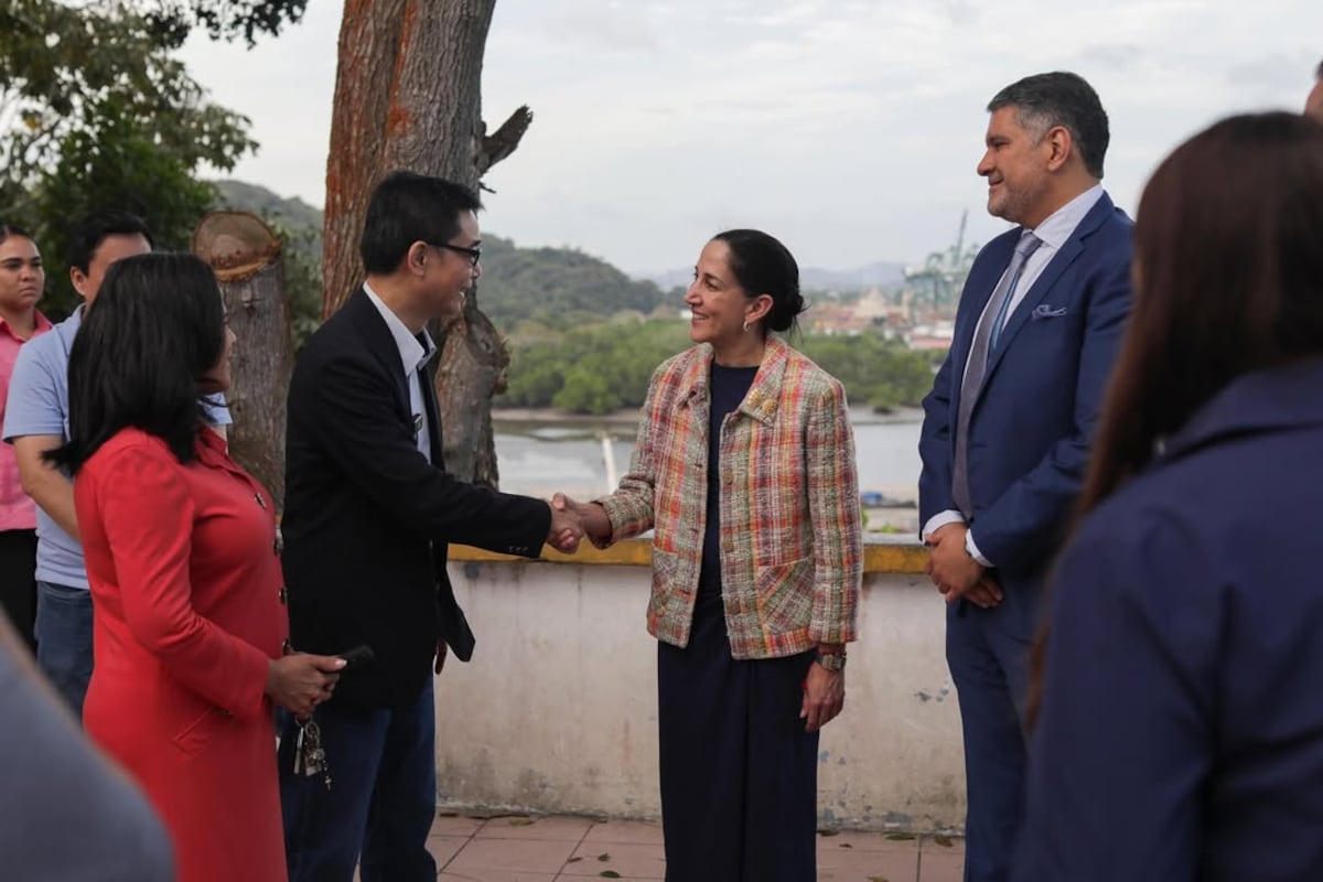 La chaqueta de la ministra de Cultura de Panamá, Maruja Herrera, que también ha llevado Maricel de Mulino y la reina Letizia de España