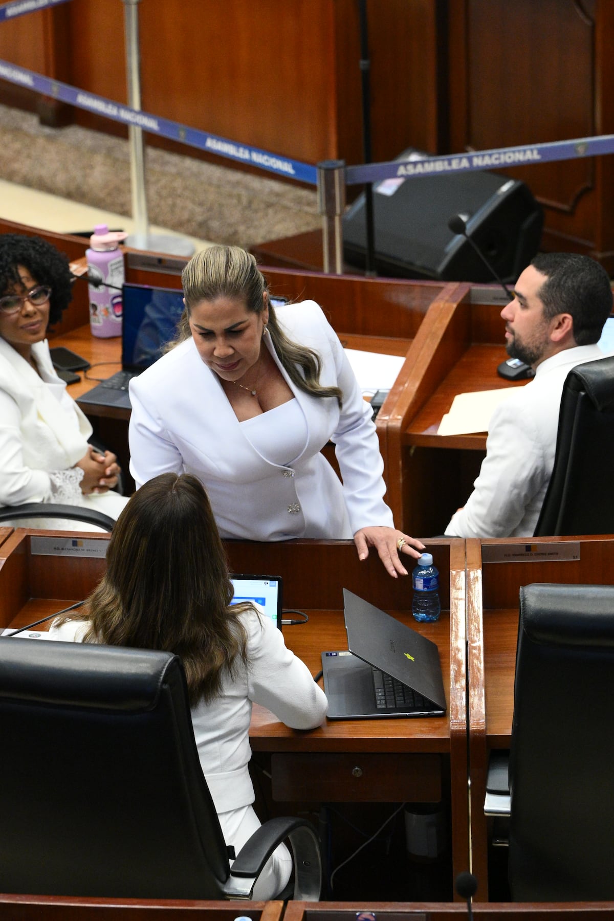 La diputada Shirley Castañeda y su look de sastrería y escote cuadrado con el que asumió la presidencia de la Asamblea Nacional
