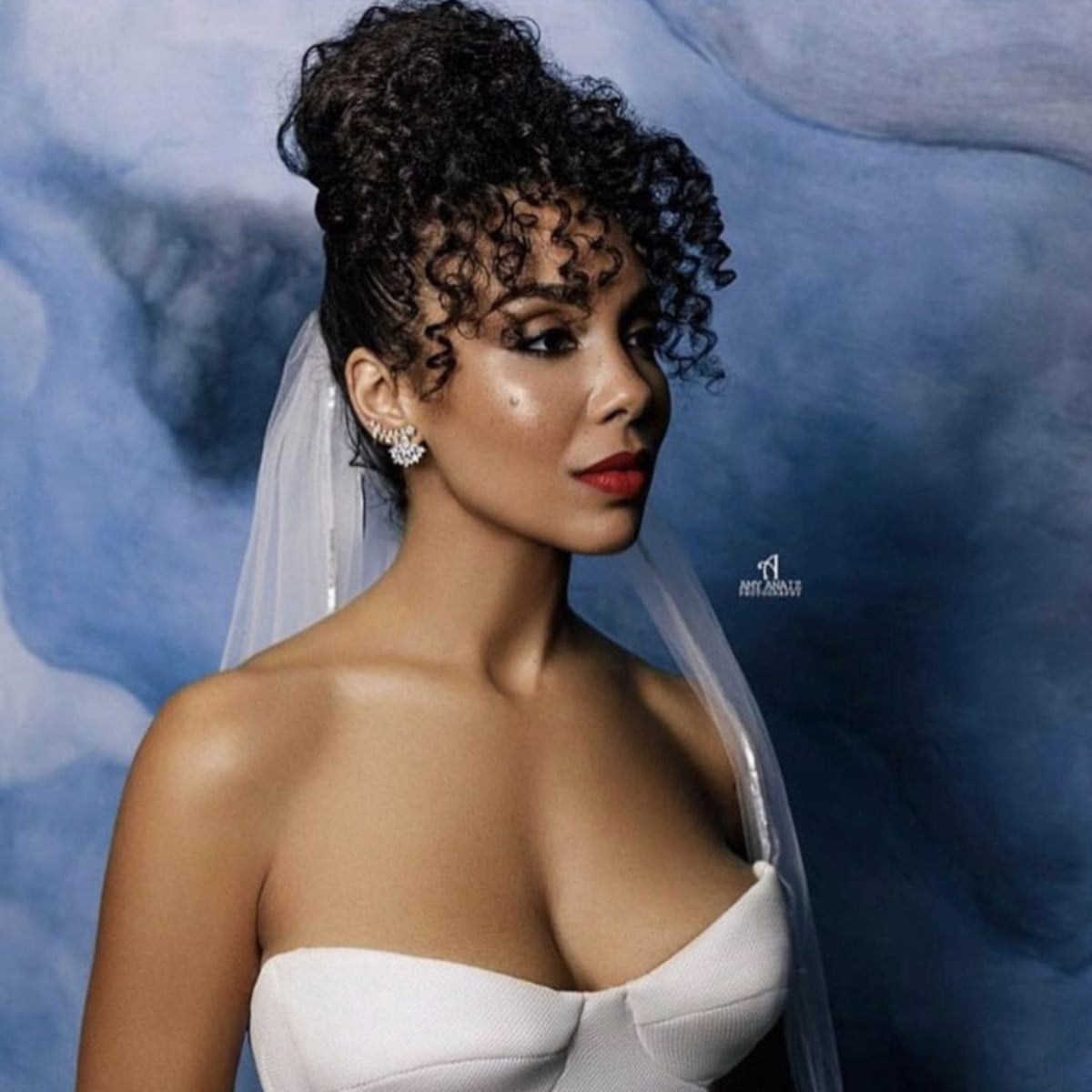 Al altar con rizos y velo