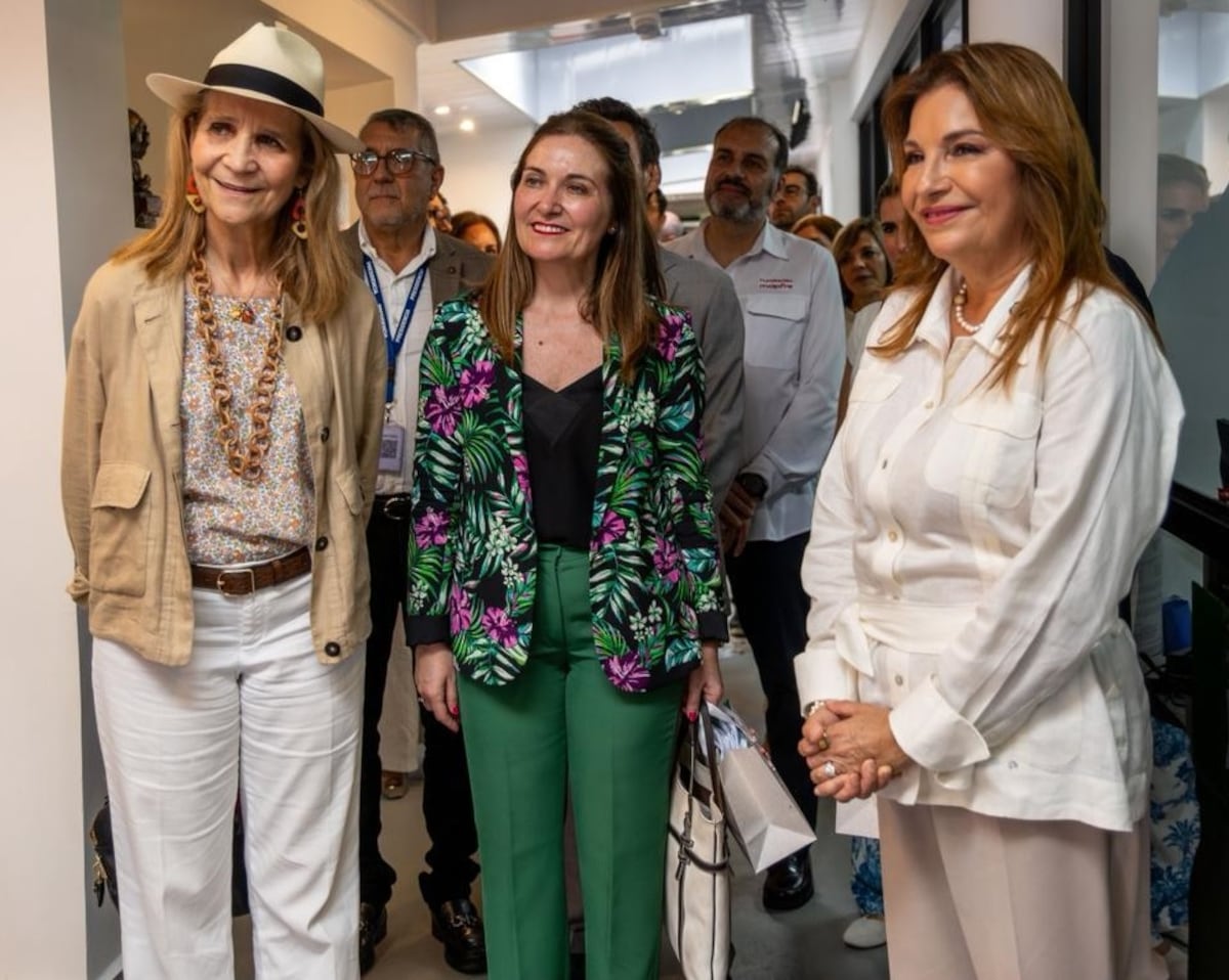 La infanta Elena de España recorre el parque Omar en su visita a Panamá